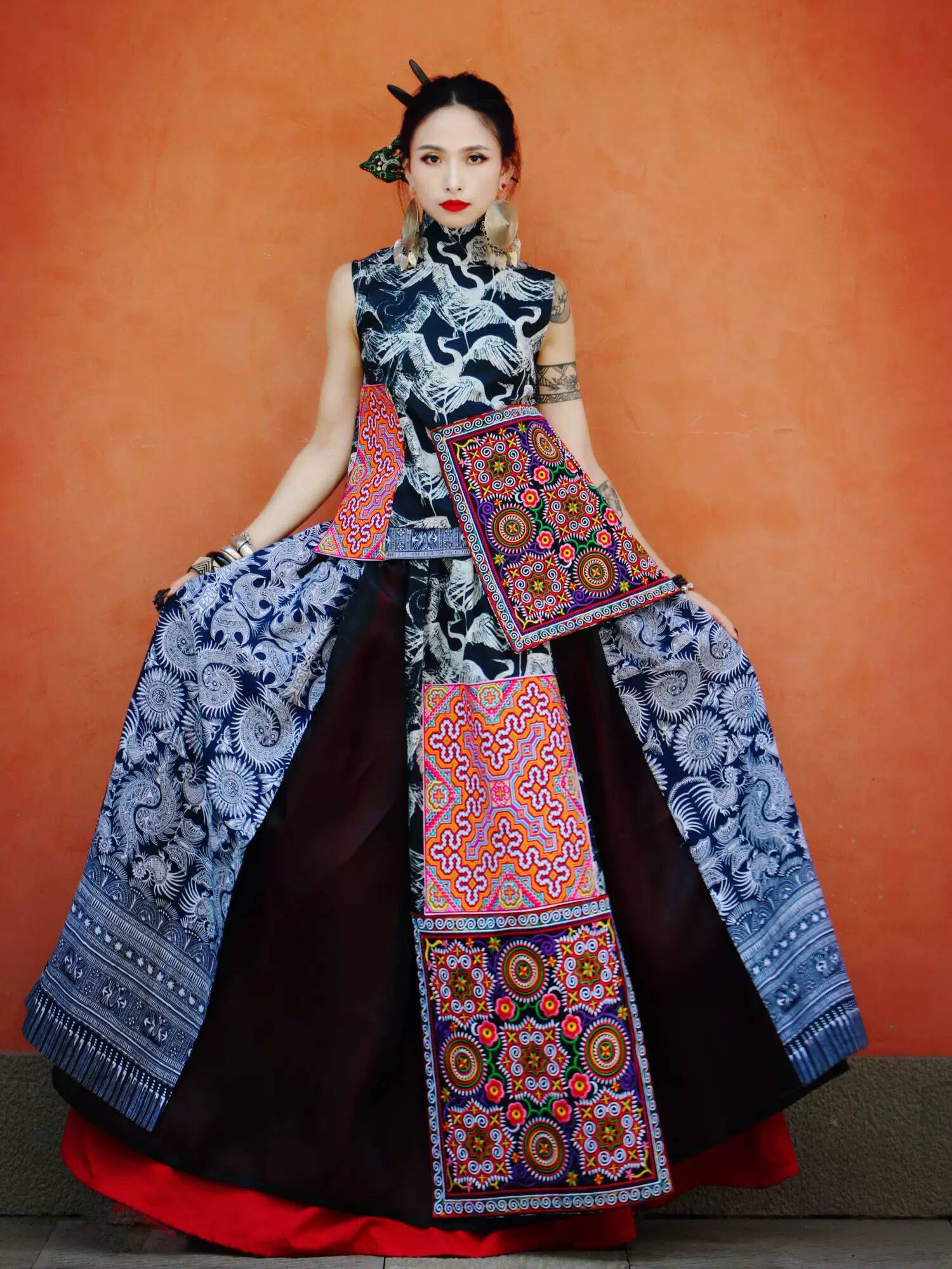 Ethnic Style - ชุดเสื้อกั๊กและกระโปรงสไตล์ชาติพันธุ์แบบดั้งเดิมของสาวม้งเจียง พร้อมกระเป๋าปักลายม้ง ลายเครนมังกรสีดำ และคอเสื้อแบบจีน